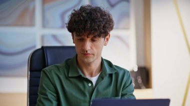 SMS okuyan hayret verici yöneticiler iş yerindeki harika haberlerle çok mutlu oluyorlar. Kıvırcık iş adamı akıllı telefona bakar ve başarılı olur. Heyecanlı menajer neşeli iş adamı içeride kazandı..