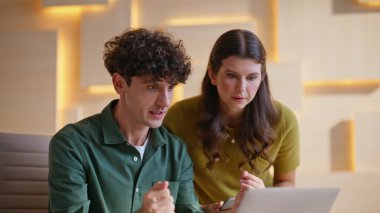 Modern ofiste iki iş arkadaşı video konuşmasından şikayetçi. Memnun olmayan meslektaşlar online toplantıda iş sorununu tartışıyor. İş yerindeki sanal konferansta tartışan stresli ortaklar.