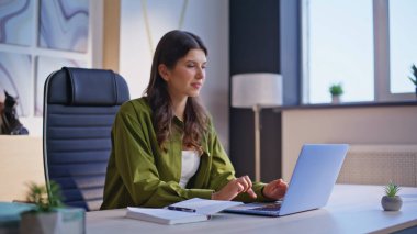 Başarılı başlangıç sevindirici. Uzak bir iş yerinde dizüstü bilgisayar ekranı. Duygusal iş kadını, işindeki başarısından dolayı mutlu. İçerideki bilgisayarda harika haberler okuyan gülümseyen bayan..