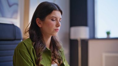 Uzak bir iş yerinde kahve fincanı tutan projeye odaklanmış bir bayan. Ciddi bir iş kadını internette iş yaparken dizüstü bilgisayarda yazmaya başlıyor. Ofis bilgisayarında çalışan genç girişimci.