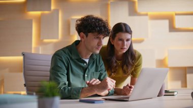 Gergin iş arkadaşları, yaratıcı ofis alanındaki dizüstü bilgisayara bakarak başarısızlığa tepki veriyorlar. Finansal kayıpları okuyan hayal kırıklığına uğramış iş adamları. Hayal kırıklığına uğramış meslektaşlar bilgisayarları kapatırken stres hissediyorlar.