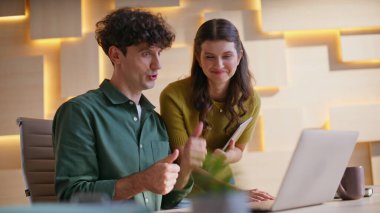 Ekip, iş yerindeki iş yerindeki video görüşmeleri ile fikirleri tartışıyor. Çevrimiçi sohbette dijital projede işbirliği yapan profesyoneller. Gülümseyen meslektaşlar video konferansında çalışmalarını anlatıyor