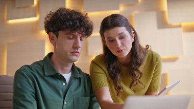 Kurumsal iş yerindeki erkek stajyere hatayı açıklayan kadın yönetici. Bayan patron, kafası karışmış bilgisayar ekranına iş problemini gösteriyor. İş meselelerini analiz eden iki meslektaş.