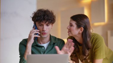 Heyecanlı iş arkadaşları cep telefonlarını müzakere ediyor. Ofiste harika haberlere duygusal tepki veriyorlar. Çok mutlu iş arkadaşları akıllı telefonlardan konuşarak iş başarısını kutluyorlar. Kutlama yapan mutlu işçiler kazanır..