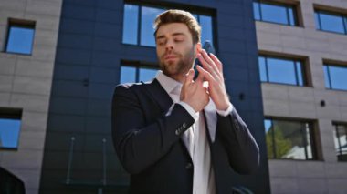 Sunny Sokağı 'nda cep telefonuyla konuşan başarılı bir girişimci. Kendine güvenen bir işadamı modern ofisin yanında cep telefonunu arıyor. Sakallı adam yönetici akıllı telefon görüşmesi yapıyor..