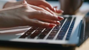 İş kadını, dizüstü bilgisayarına e-posta yazıp güneşli bir iş yerinde yakın çekim yapıyor. Ofisinde modaya uygun manikür daktilosu olan kimliği belirsiz bir kadın var. Çevrimiçi tarama sitesinde çalışan serbest çalışan kadın..