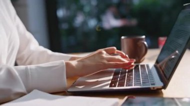 Şirketin iş yerinde manikürlü serbest çalışan eller bilgisayarı daktilo ediyor. Kendine güvenen kadın yönetici bilgisayar kullanarak online araştırma yapıyor. Uzaktan tarama sitesinde çalışan zarif bir iş kadını..