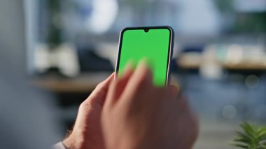 Girişimci elleri ofis alanının kapanışında cep telefonunu kaydırıyor. Tanımlanamayan işadamı yeşil ekran akıllı telefonundan bankacılık bildirimini izliyor. Şirket çalışanı içeride alışveriş yapıyor..