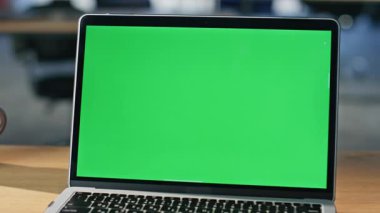 Ahşap ofis masasında çalışan birinin bilgisayarına benziyor. İş yerinde yeşil ekran bilgisayarına bakan tanınmayan bir iş kadını. Serbest çalışan bir kadın işyerinde eğitici webinar izliyor..