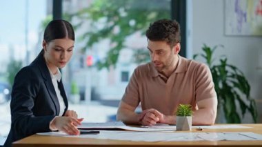 İş danışmanından ofis toplantısındaki iş adamına yakın plan projesi. Erkek yatırımcıya hesap makinesi gösteren profesyonel bir iş kadını. Yatırım stratejisini tartışan iki şirket ortağı.