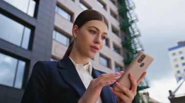 Heyecanlı iş kadını akıllı telefon ihbarnamesi alıyor. İş yerini kapatıyorlar. Mutlu kadın CEO 'lar duygusal olarak harika haberlerde cep telefonu okuyorlar. Çok sevinçli bayan menajer sevinçle kazanıyor..