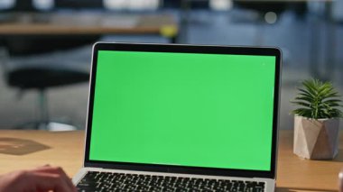 Ofisteki açık alanda yeşil ekran bilgisayarı izleyen bir iş adamı. Tanımlanamayan adam menejeri kroma anahtar bilgisayarı kullanarak görüntülü arama yapabilir. Mockup pc dijital aygıtındaki Freelancer tarayıcı web sitesi.