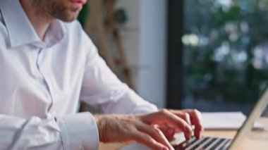 Ofiste şirket planlamasıyla meşgul profesyonel bir iş adamı dizüstü bilgisayar kullanıyor. İş yerinde düşünceli bir yönetici analiz stratejisi. Stratejik lider ofisteki teknolojiyi kullanarak çözümler arıyor