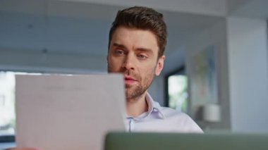Gülümseyen Direktör şirket işyerindeki mali raporları analiz ediyor. Başarılı iş adamı, iş belgelerindeki verileri kutluyor. Mutlu muhasebeci şirket ofisinde harika bir iş çıkardı..