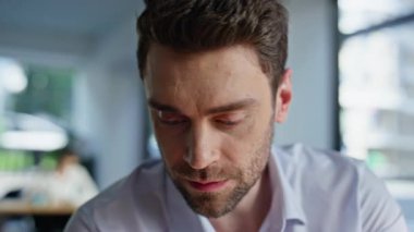 Harika haberler okuyarak gülen aşırı neşeli iş adamı portresi. Heyecanlı yönetici modern ofis işyerinde iş zaferine seviniyor. Mutlu sakallı profesyonel adam serbest çalışan iş teklifi alıyor..