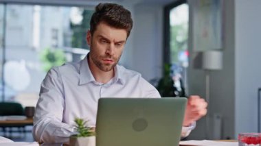 Bilgisayar işyerindeki ciddi CEO kontrol raporları yakın planda. Akıllı profesyonel muhasebeci finansal analizler üzerine çalışan bir dizüstü bilgisayara odaklanmış. Genç işadamı istatistik arama belgeleri geliştiriyor