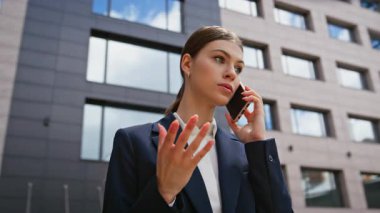 İş yerindeki gergin bayan cep telefonuyla konuşuyor. Memnun olmayan iş kadını cep telefonunu arıyor ve dışarıda iş sorununu tartışıyor. Stresli kadın patron akıllı telefondan yanlışlıkla şikayet ediyor..