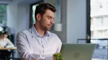 Şirketin çalışma alanındaki belgeleri okuyan endişeli çalışanlar. Ciddi iş adamı ofis işyerinde tatminsiz şirket raporu veriyor. Sorunlu adam yöneticisi evrak işlerini gözden geçiriyor. Evde stres var..