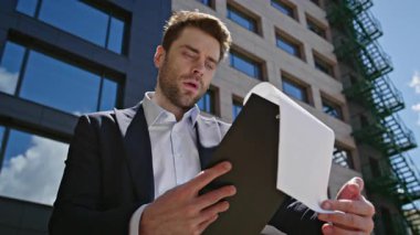 Ofis binasının yakınında duran profesyonel evrak işlerinden endişe ediyorum. Stresli işadamı gazeteleri gözden geçirirken mali kayıplar yaşandı. Mutsuz müdür banka iflası bildirimi alıyor.