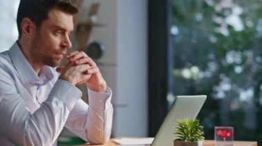 Ciddi girişimci, iş yerindeki bilgisayarını kullanarak e-postaya cevap veriyor. İş stratejisi üzerine düşünen düşünceli bir iş adamı. Sakallı Adam Yöneticisi, ofiste çalışırken üzerinde kafa yoruyor..