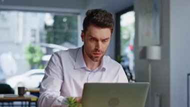 Stresli yönetici dizüstü bilgisayar tatminsiz iş sorununu kapatıyor. Hüsrana uğramış işadamı ofis bilgisayarını kapatma konusunda endişeli. Memnun olmayan yönetici, işyerinde kendini yorgun hissediyor..