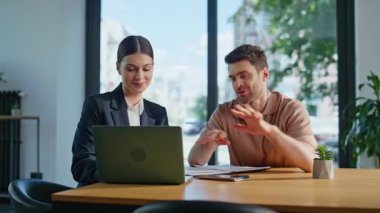 Finansal danışman, yatırımcının şirket ofisindeki bilgisayarında veri gösterdiğini söylüyor. Gülümseyen işadamı iş kadınıyla el sıkışıyor. Erkek müşteri sigorta anlaşmasını sonuçlandırıyor.