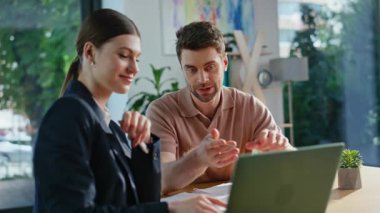 Yatırım projesinde danışman, şirkete yakın planda dizüstü bilgisayarı gösteren bir erkek yatırımcıya danışmanlık yapıyor. Gülümseyen iş kadını iş adamıyla el sıkışıyor ve kontrat imzalıyor. Ortaklar anlaşmayı sonuçlandırıyor