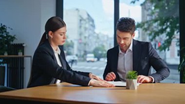 Profesyonel meslektaşlar şirket konferans odasında takım çalışmasını tartışıyor. İş ortakları modern ofisteki planlama stratejilerine odaklanıyor. Şirket anlaşmasını analiz eden dost canlısı iş arkadaşları.
