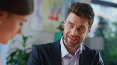 Ofis toplantısındaki profesyonel avukat danışmanı yakın plan. Gülümseyen işadamı şirket işyerindeki bir kadınla anlaşmayı tartışıyor. Belgelerle çalışan iki iş ortağı..