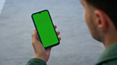 Evde cep telefonunun taklidini yapan parmaklar. Yatak odasında yeşil ekran cep telefonu kaydıran tanınmayan serbest çalışan. Kromakey akıllı telefon kullanarak şablon görüntüleme ve çevrimiçi sıralama yapan adam