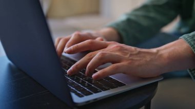 İşadamı parmaklarıyla klavye klavyesini hafif ofiste kapatıyor. Uzaktan kumandalı iş yerinde çalışan dijital cihazlar. Gülümseyen adam kabinede bilgisayar tuşlarına basıyor.