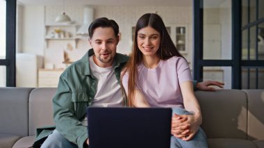 Ev sahibi çift bilgisayarları kapatıyor. Mutlu erkek kadın, rahat bir dairede duygusal el hareketleriyle konuşuyor. Neşeli bir çiftin anlattığı hikayeler. Arkadaşların video konferansında vakit geçirmesi. 