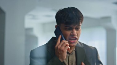 Sinirli patron cam ofis binasında cep telefonuyla jest yaparak tartışıyor. Öfkeli iş adamı, toplantı odasında cep telefonundan şikâyet ediyor. Manyak müdür müfettişe bağırıyor.