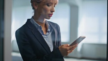 Ofisteki kadın toplantı odasında cep telefonunu araklıyor. Modern iş yerinde cep telefonuyla mesaj atan hayal kırıklığına uğramış bir kadın. Endişeli iş kadını kapalı alanda akıllı telefondan kötü mesaj okuyor.