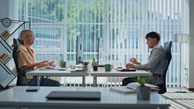 Tasasız iş arkadaşları aydınlık ofiste eğleniyor. Mutlu kadın adam yaratıcı mekanda iletişim kurarak aylaklık ediyor. Molada kağıt fırlatan gülen adam. İki meslektaş birlikte oynuyor. 