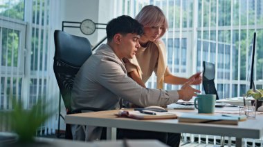 Ofis ekibi, Buro acentesindeki görevleri tartışıyor. Panoramik pencere dolabında çalışan gülümseyen meslektaşlar. Şirket odasında birbirleriyle iletişim kuran iş çiftlerinden ilham aldım. 