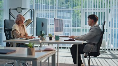 Birlikte çalışan birkaç meslektaşım panoramik odada iş projesi planlıyorlar. Ciddi iş arkadaşları not defterlerini yaratıcı stüdyoya çeviriyor. Odaklanmış ofis yöneticileri iş yerinde başlangıç oluşturuyorlar 