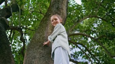 El sallayan el sallayan kız çocuğu. Yeşil doğaya yalnız poz veren komik meraklı çocuk. Olumlu kaygısız çocuk yeşillik ormanında kendini mutlu hissediyor. Çocukluk kavramı