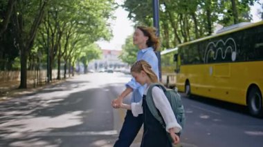 Kaygısız bir ailenin yolu kesişiyor. Olumlu anne, küçük kız okula giderken yeşil yolda yürüyor. Anneciğinin elini tutan komik liseli kız derslere giriyor. Önemseyen kadın küçük çocuk dışarıda eğleniyor.