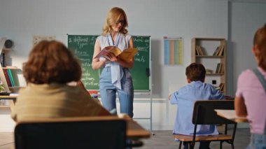 Eğitimci grup öğrencilerine ilkokul öğretmenliği yapıyor. Sınıfta oturan çocuklara kitap okuyan profesyonel bir kadın. Zeki öğretmen okul çocuklarına ders veriyor. Çocuklar ders yazma dikte