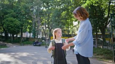 Anne kızı yeşillik meydanından bahsediyor. Dersten sonra sırt çantasıyla çocuk seçen ilgili bir kadın. Pozitif aile birlikte Sunshine Park 'ı geçiyor. Kaygısız anne çocuğu, sakin bir yürüyüşte iletişim kuruyor.