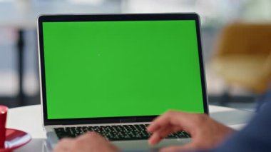 Restoran masasında krom anahtar dizüstü bilgisayara göz atan Freelancer. Kafedeki yeşil ekranda çalışan tanınmamış iş adamı. Man Manager Mockup PC aygıtında online webinar izliyor