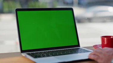 Panoramik pencereli bir kafede bilgisayarın modelini yapan bir adam. Tanımlanamayan avukat bilgisayarda doküman bilgilerini kontrol ediyor. İş adamı çevrimiçi e- posta arıyor