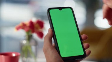 Restoran masasında krom anahtarlı cep telefonu çalan adam. Samimi kafeteryadaki yeşil ekran akıllı telefona dokunan tanınmamış bir iş adamı. Kapalı alandaki model cep telefonunda elle tarama e- postası