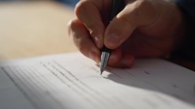 Ofis masasında el yazısı imzalama anlaşması. Bilinmeyen adam, kabinedeki iş anlaşmasını sonuçlandıran belgeleri imzalıyor. Tanımlanamayan erkek müşteri açık mekandan satın almayı onaylıyor