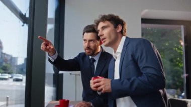 İş adamları, espresso bardaklarıyla panoramik pencerelere bakıyorlar. Arkadaş canlısı meslektaşlar, ofis lobisinde birlikte kahve içmeyi tartışıyorlar. Pozitif başlangıçlar konuşuyor