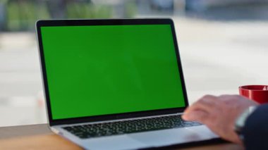 Adam yeşil ekran dizüstü bilgisayarı yazarak otel lobisini kapatıyor. Bilinmeyen iş adamı internette bilgi sörfü yapıyor. Uzaktan yönetici Chroma tuşlu pc metin belgesi üzerinde çalışıyor 