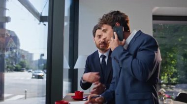 Duygusal meslektaşlarım otel salonundan cep telefonumu arıyor. Akıllı telefon konuşmalarında iyi haber veren heyecanlı iş arkadaşları kahve molasında mutlu oluyorlar. Sakallı yönetici ortak öneriyor