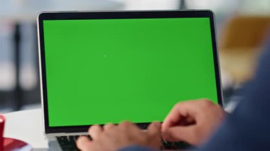 Samimi kafe kapanışında yeşil ekran klavye yazan kimliği belirsiz bir adam. Lokantada uzaktan kumandalı kromakey bilgisayar kullanan serbest çalışan eller. İçeriden e-posta yazan bir adam var. 
