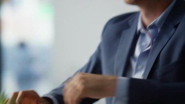 Ofiste portre yansıtan iş adamı planlama stratejileri. Ciddi bir yönetici modern işyerinde oturup iş hakkında kafa yoruyor. Çalışma alanında bilgisayar klavyesi yazan profesyonel eller